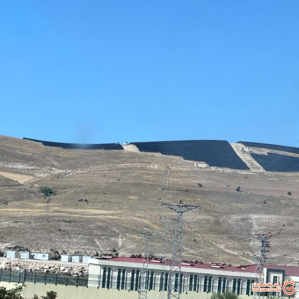 مزارع خورشیدی در روی تپه ها