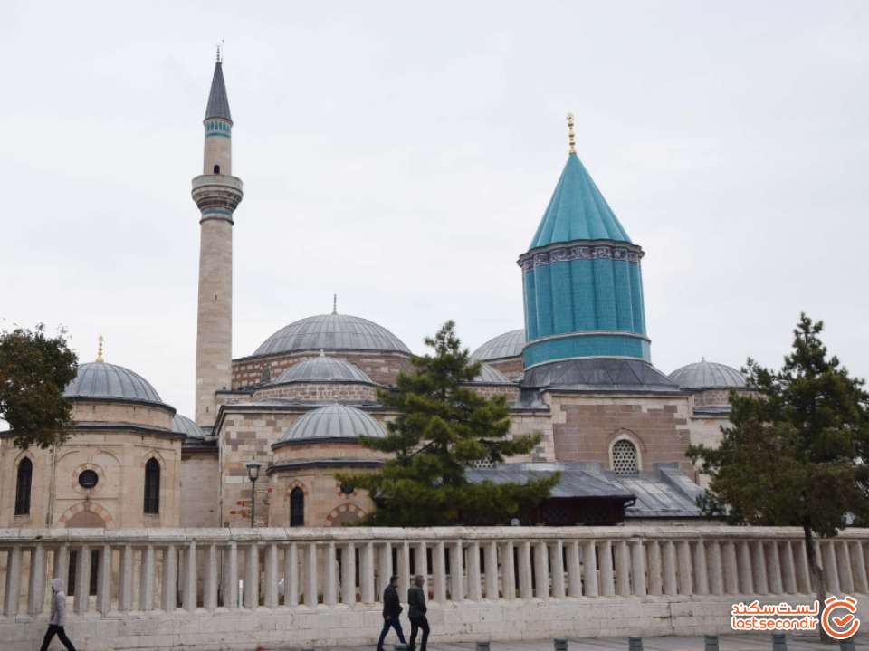 نمای بیرون مزار مولانا