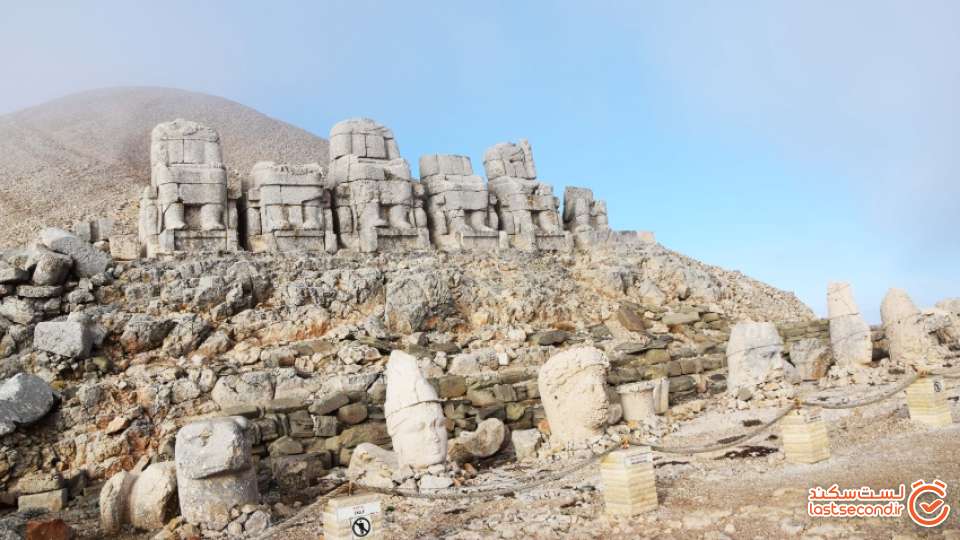 کوه نمرود و پیکره های بی سر بر فراز کوه