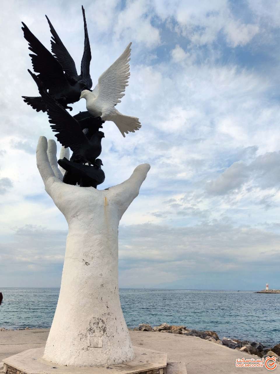 دست دوستی و آزادی