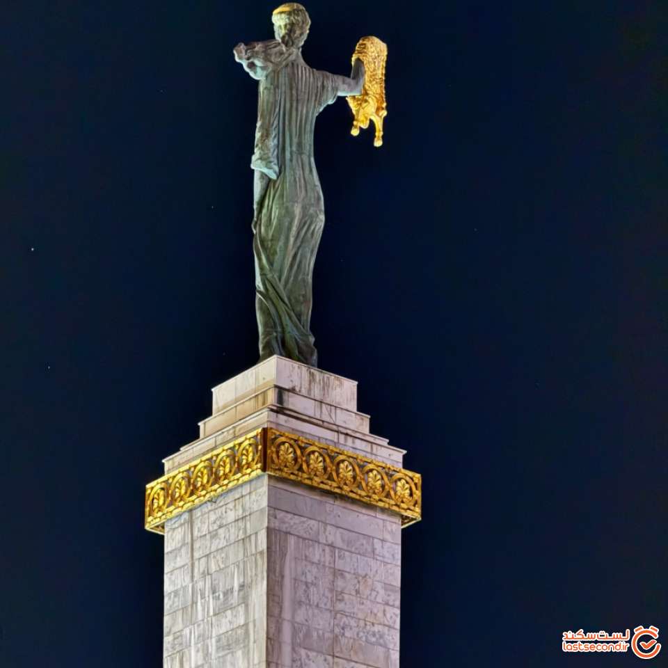 مجمسمه مدئا در میدان اروپا