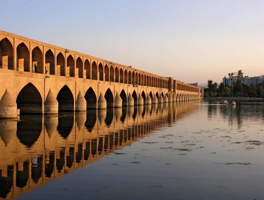 Bridge-Allahverdi-Khan-Zayandeh-River-Iran-Esfahan.jpg