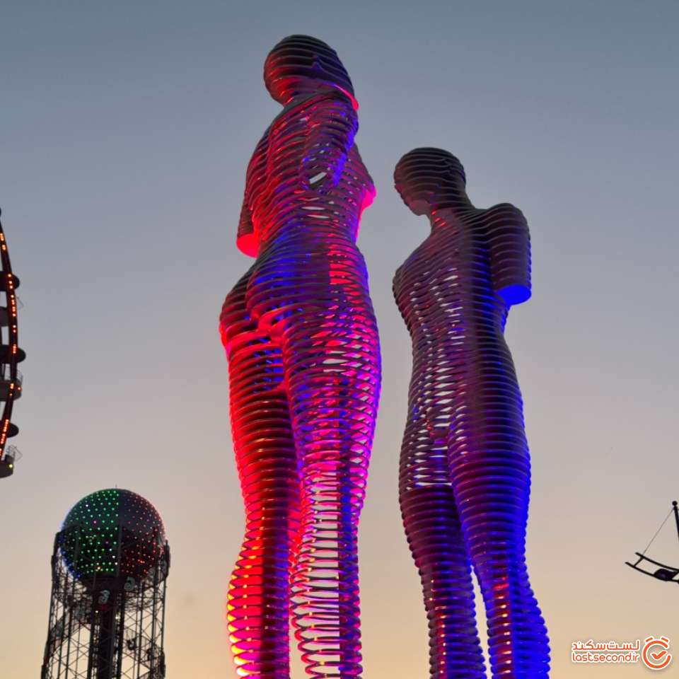 مجسمه علی و نینو