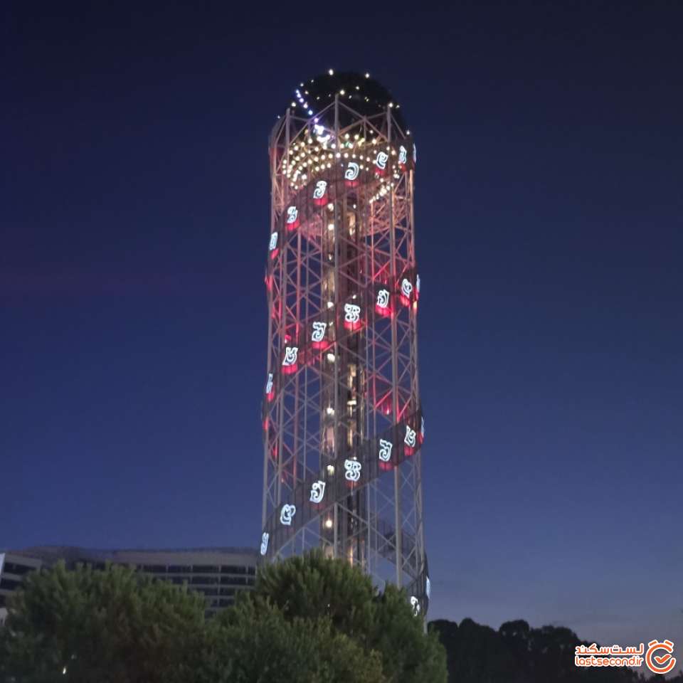 برج الفبا که مثل همه نقاط دیدنی باتومی در شب زیباتر بود