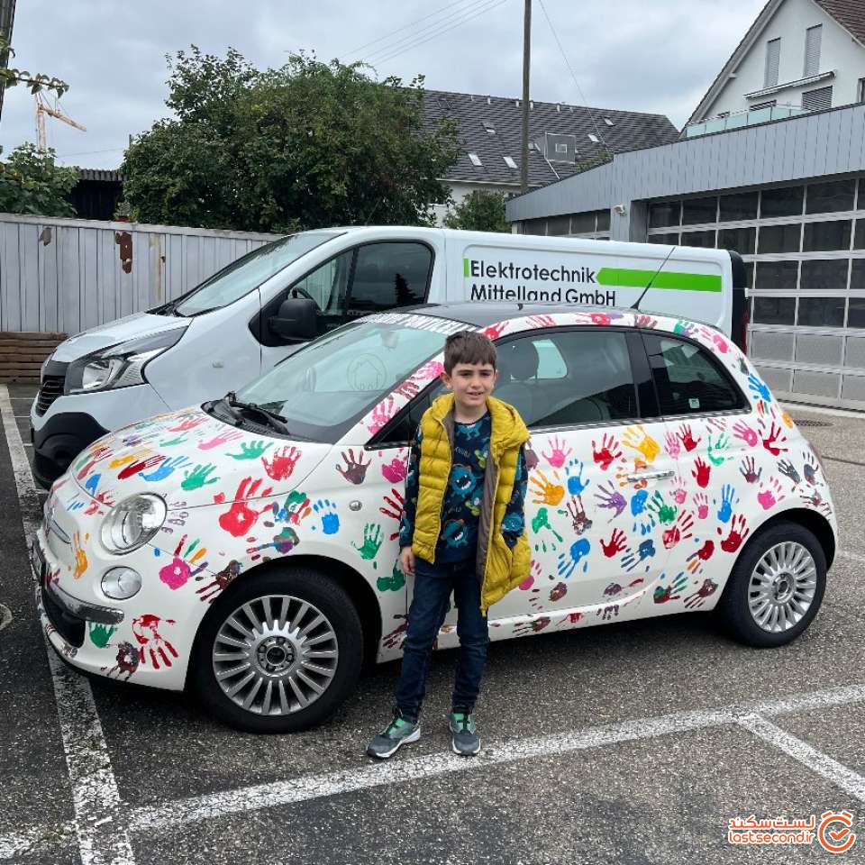 خودروی خوشگل نزدیک خانه