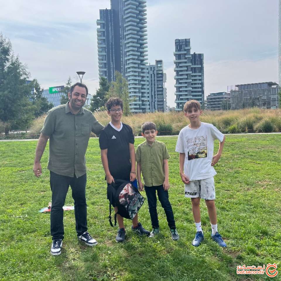 یه دست فوتبال با کودکان ایتالیایی در چمن پارک زدیم