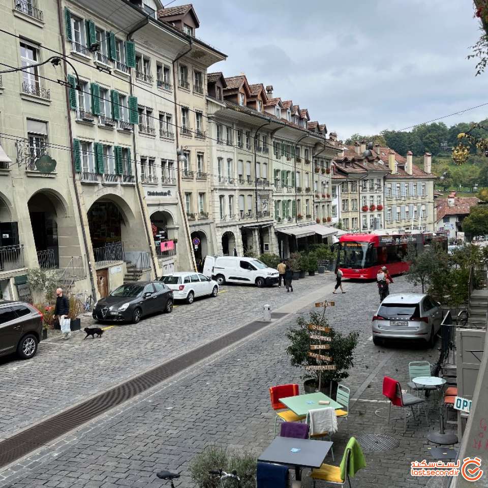 در کافه ای طبقه دوم ساختمان ها