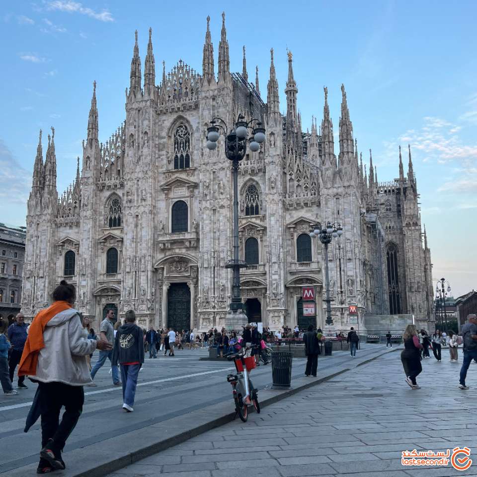 نمای زیبای دومو میلان در روز