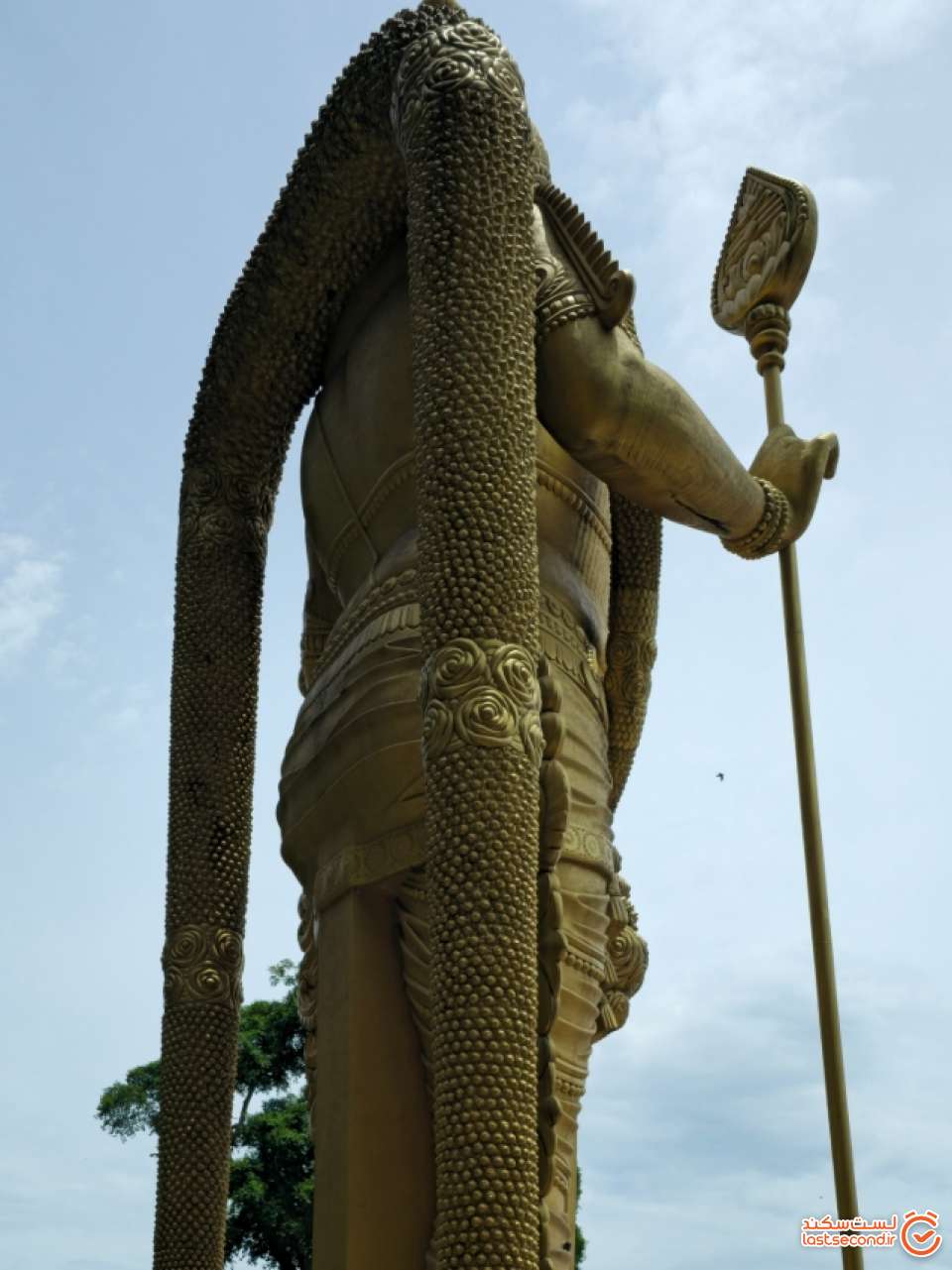 نمای پشتی مجسمه غول پیکر