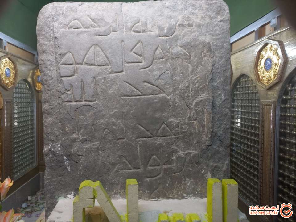سنگ بسیار قدیمی بر روی مزار امامزاده جعفر