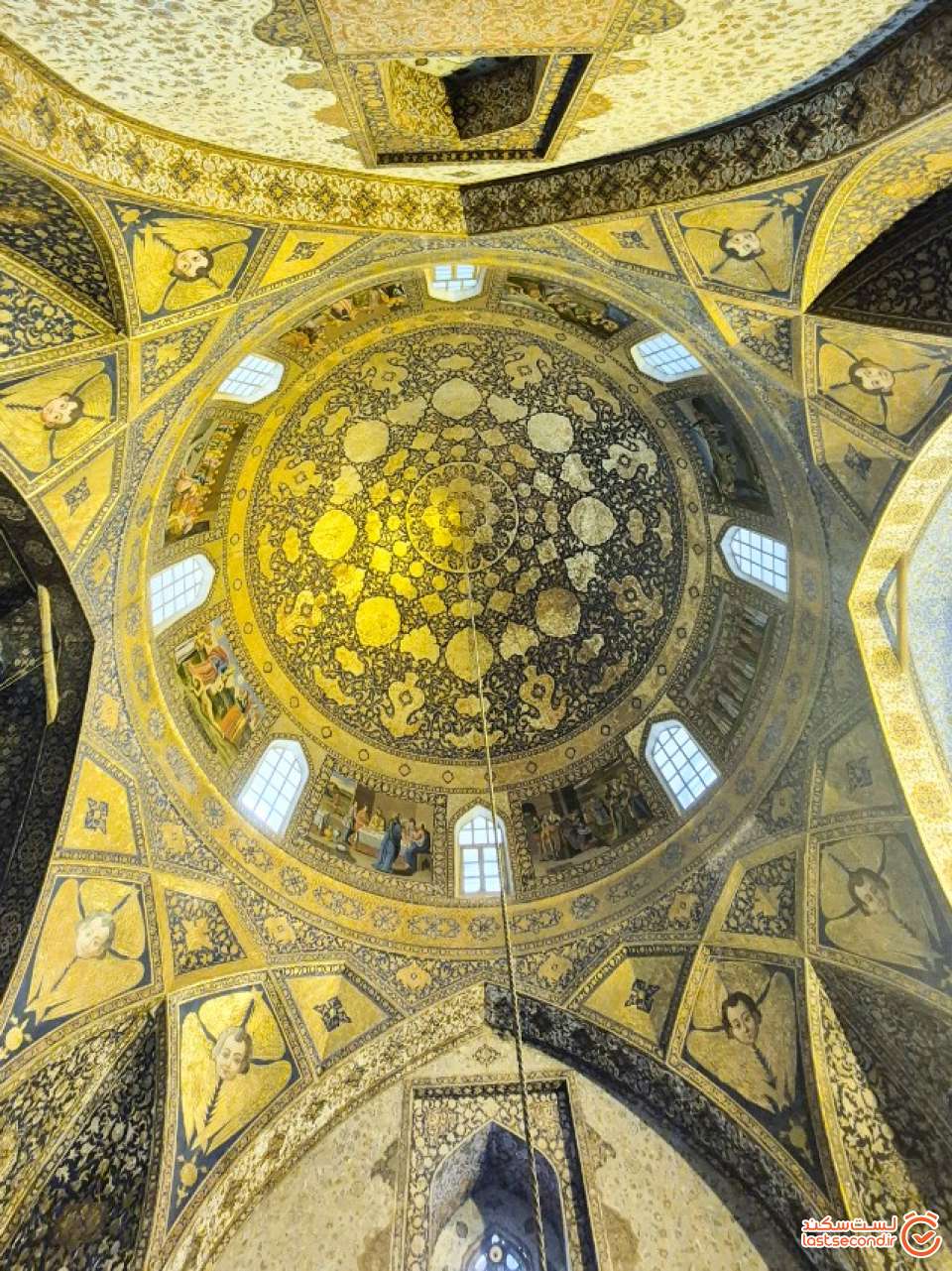 تصویر 88: گنبد زیبای کلیسا با طلاکاری&zwnj;