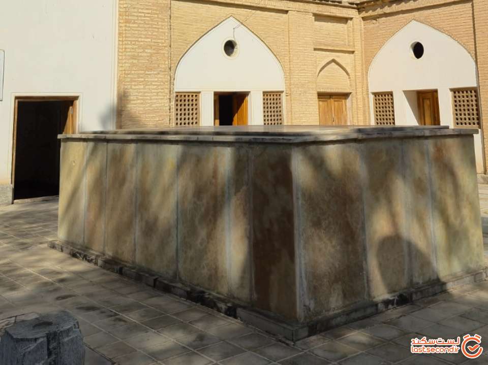 تصویر 73: سنگ مزار میر فندرسکی