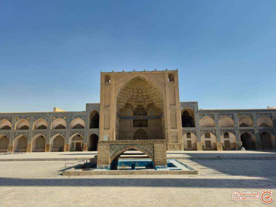 تصویر 50: ایوان شرقی معروف به ایوان شاگرد