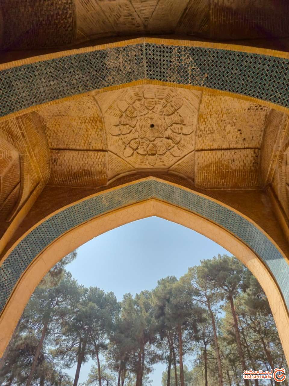 تصویر 76: تزیینات زیر ایوان