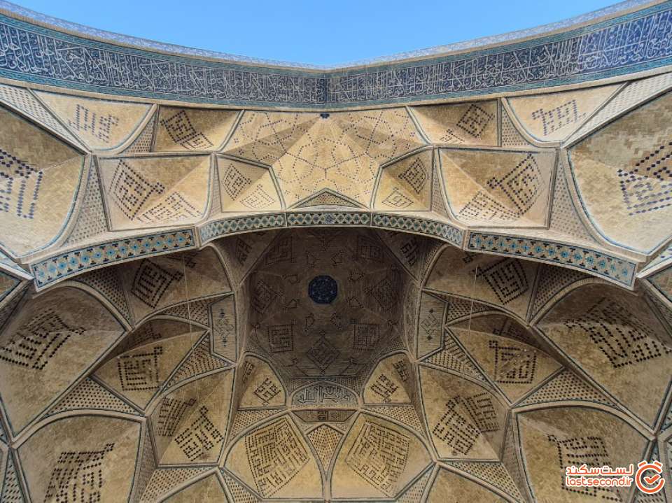 تصویر 51: قسمتی از تزیینات سقف ایوان