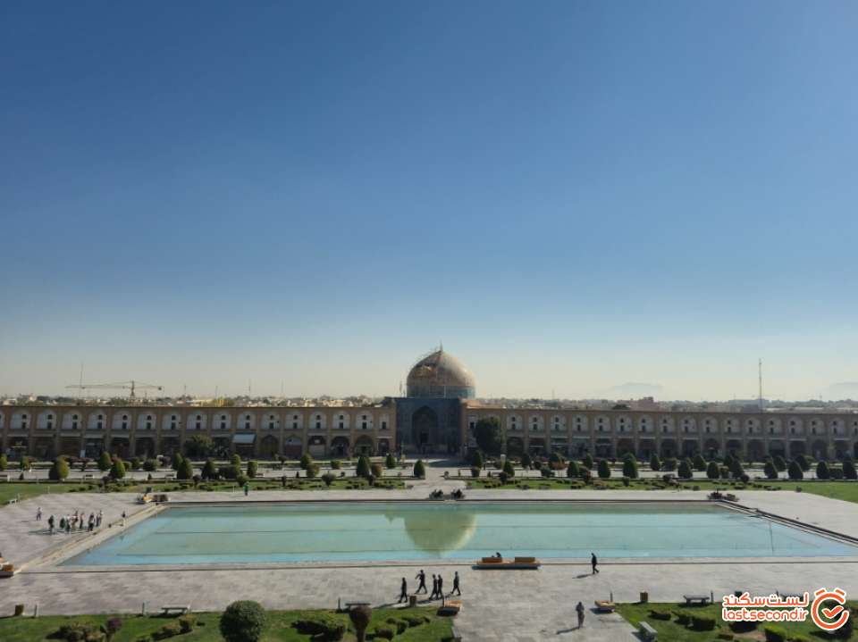 تصویر 34: این عمارت درست روبه&zwnj;روی مسجد شیخ لطف الله قرار دارد