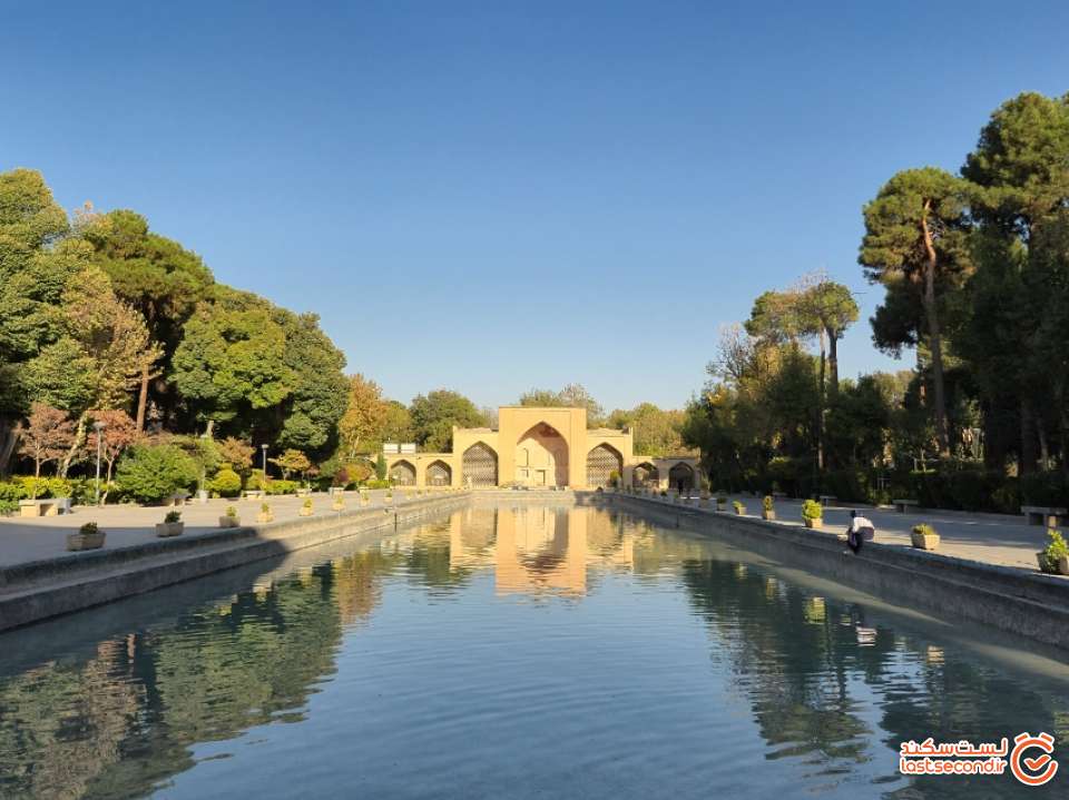 تصویر 8: حوض وسیع جلوی عمارت