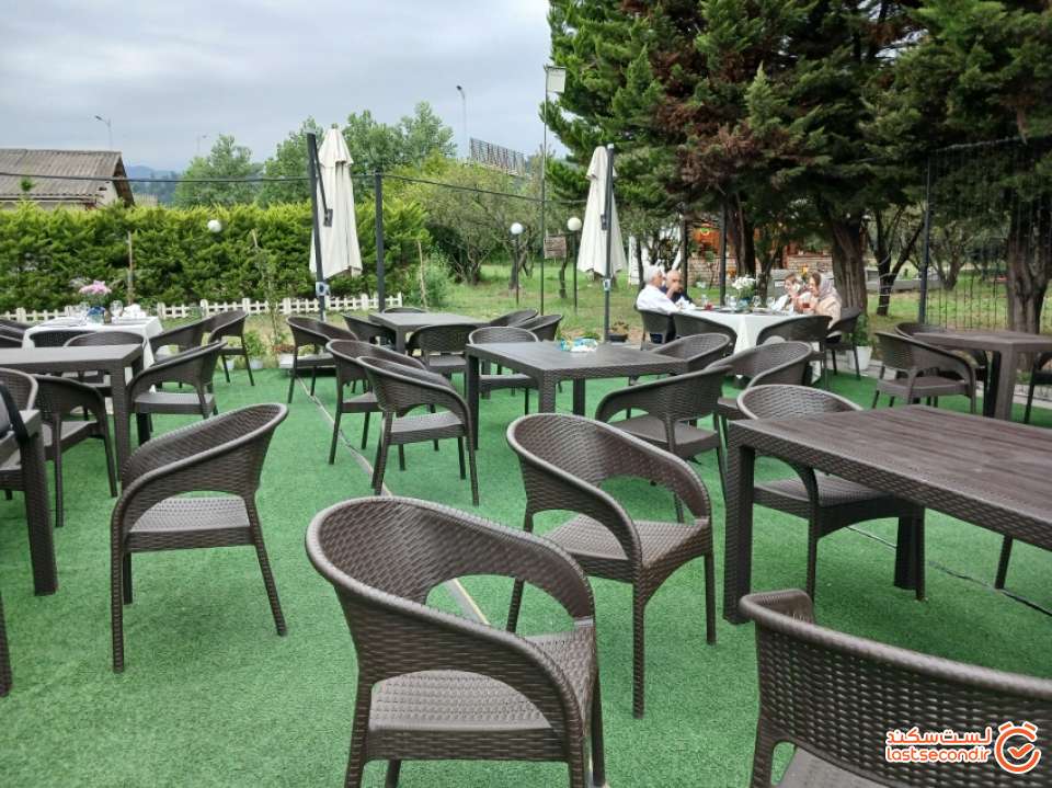 محوطه بیرونی رستوران بوم گردی از زاویه دیگر