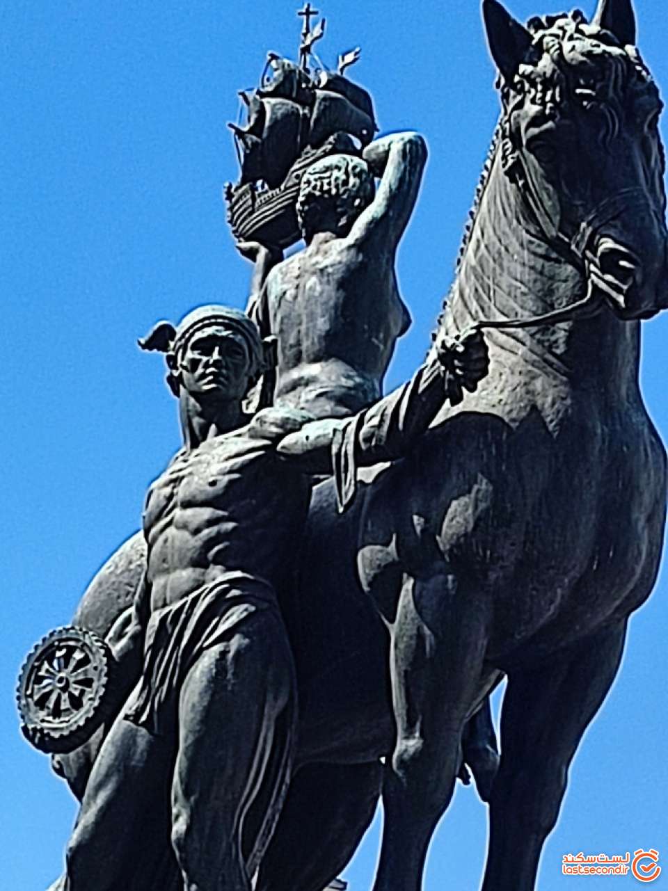 عکس &nbsp;40 &nbsp;یکی از مجسمه&zwnj;های اسب و ارابه (Quadriga)، &nbsp;از نمادهای شناخته&zwnj;شده میدان &nbsp;با حک شدن کلمه بارسلونا ( BARCELONA ) در روی پایه آن