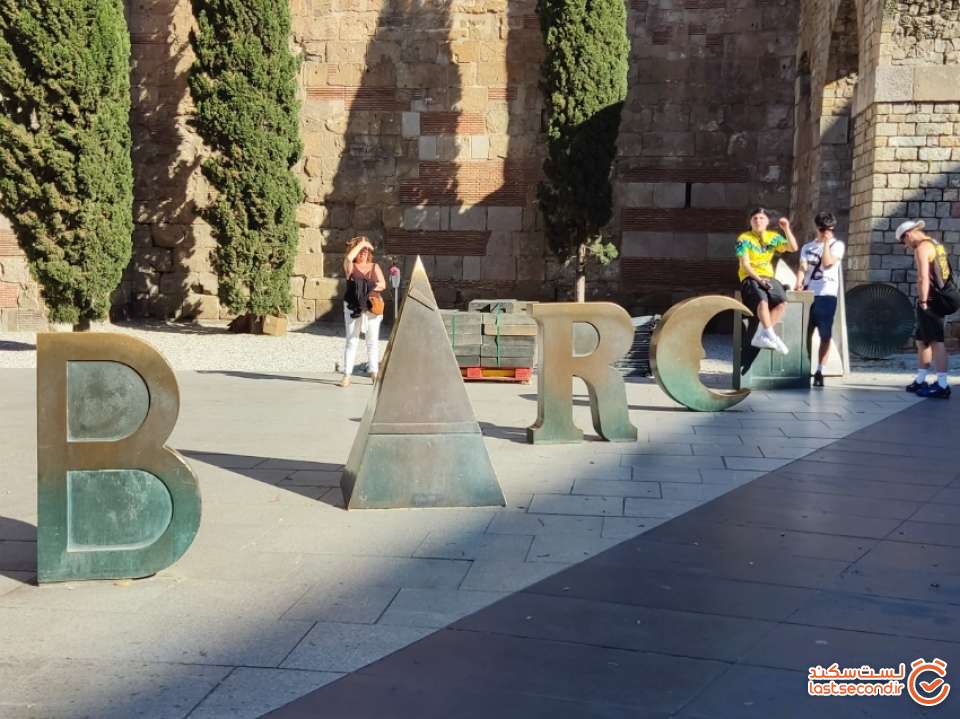 عکس &nbsp;25 &nbsp;نمای ابتدای میدان نوآ ( &nbsp;Pla&ccedil;a Nova) &nbsp;یا نقطه آغاز ورود به محله کوتیک &nbsp;در مجاورت دیوار کلیسای جامع