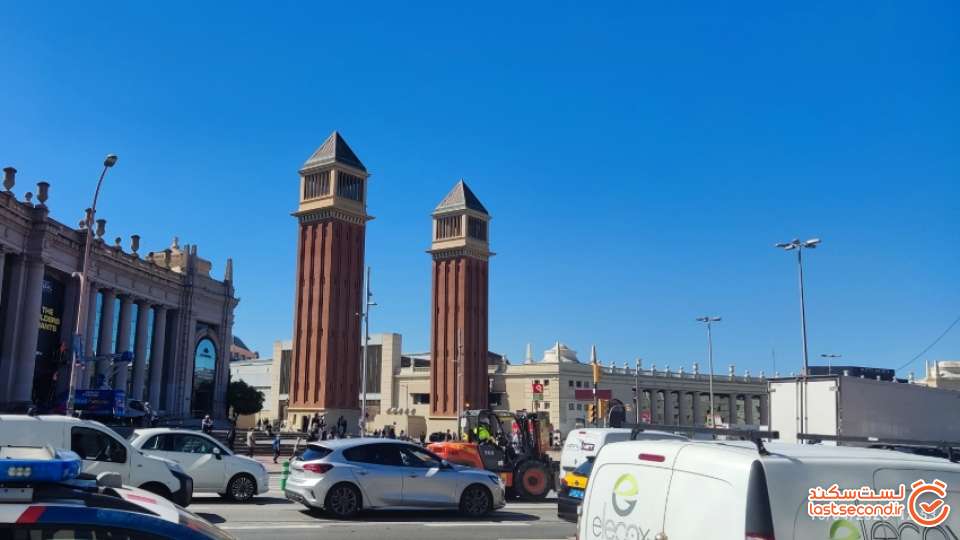 عکس &nbsp;43 &nbsp;نمای دو برج ونیزیدر ابتدای ورودی بلوار منتهی به تپه &nbsp;مونت&zwnj;ژوئیک و ساختمان نمایشگاه بارسلونا در سمت چپ