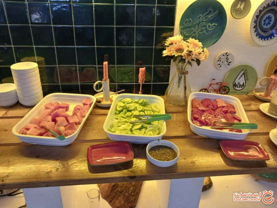 سلف سرویس صبحانه(خیار، گوجه، هندوانه، عدسی و تخم مرغ آبپز)