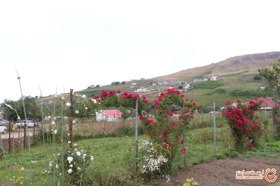 نمایی از روستای سوباتان از داخل حیاط یکی از خانه های روستا