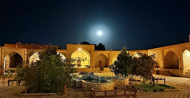 تور یزدگردی, تجربه شب کویردرکمپ شباهنگ و اقامت دل‌نشین در هتل سنتی کویری