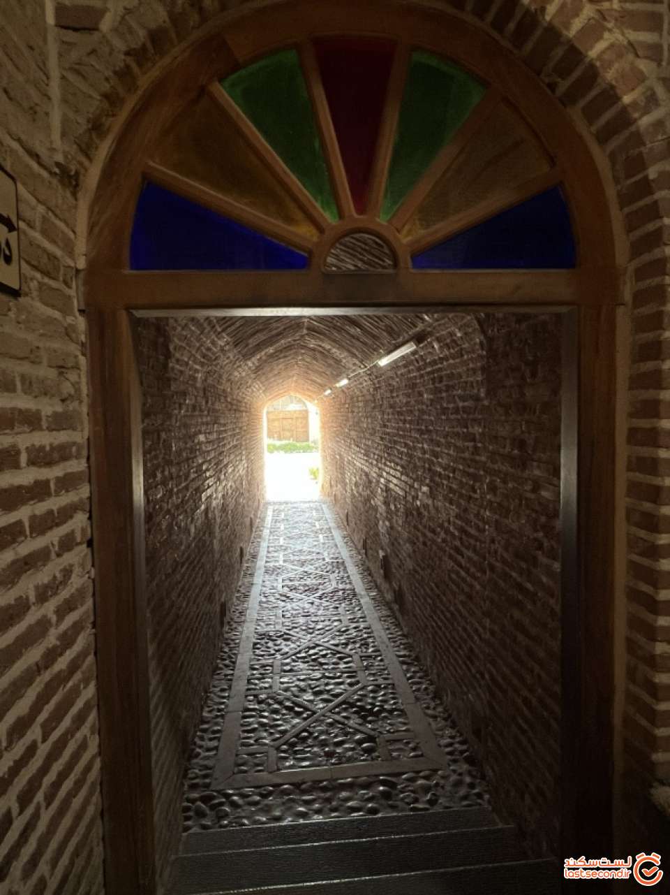 به لحاظ ترکیب رنگ و نور