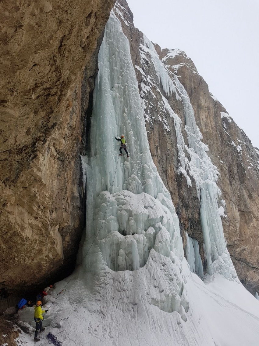 آبشار یخی خور، آبشار خور، کرج، ایران | لست سکند
