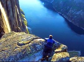 به پایین نگاه نکن! ویدیویی سرگیجه آور از کوهی در نروژ 