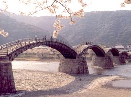 پلی چوبی نماد شهر ایواکانی ژاپن
