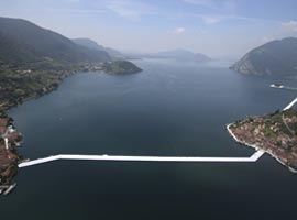 امکان قدم زدن به روی دریاچه ای در ایتالیا فراهم می شود