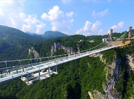 طولانی ترین و بلندترین پل شیشه ای در چین افتتاح شد