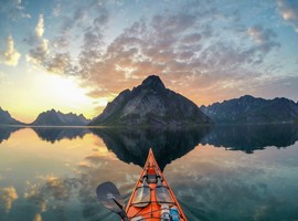 تصاویری استثنایی از آبدره های نروژ در حال کایاک سواری