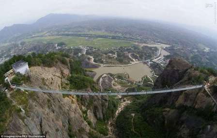 تصاویری از طولانی ترین پل شیشه ای جهان در چین