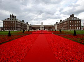 فرش قرمزی از گل های دستبافت ، نمایشی حیرت انگیز در چلسی