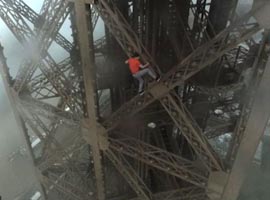ویدیوی دیدنی : بالا رفتن از برج ایفل