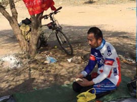 مسلمان چینی با دوچرخه، خود را به مناسک حج رساند