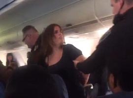 اخراج ۲ زن از هواپیما به علت زل زدن به مهماندار 