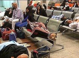 به دلیل تاخیر 8 ساعته، مسافران پرواز اهواز-مشهد پیاده نمی شدند