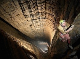 عمیق ترین غار شناخته شده ی جهان
