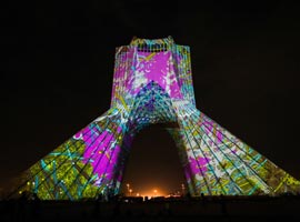 تصاویر زیبا از نور پردازی برج آزادی توسط هنرمند آلمانی