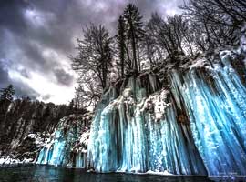 ‏آبشارهای یخ زده دریاچه‌های پلیتویک