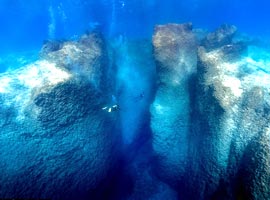 غارهای زیر آب ، زیبا و حیرت انگیز + ویدیو