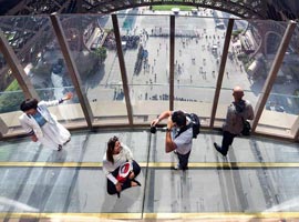 لذت تماشای پاریس از روی کفپوش شیشه ای برج ایفل    