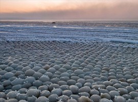 تصاویری دیدنی از توپ های یخی دریاچه میشیگان