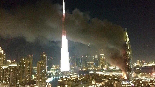 تضاد : آتش سوزی هتل 302 متری و جشن سال نو همزمان با هم