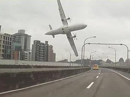 12 کشته در سقوط هواپیما به رودخانه + تصاویر