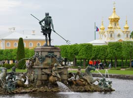 کاخ زیبای پیترهف معروف به کاخ ورسای روسیه + تصاویر